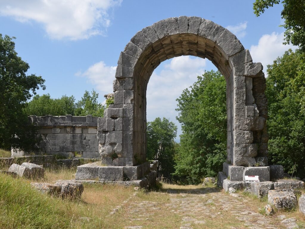 Il fornice centrale superstite dell'Arco romano di San Damiano a Carsulae