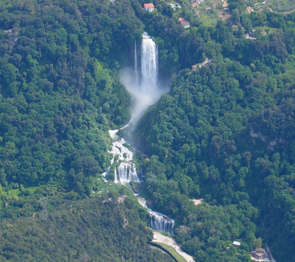 Veduta aerea della Cascata delle Marmore e delle colline boscose intorno, da nord-ovest