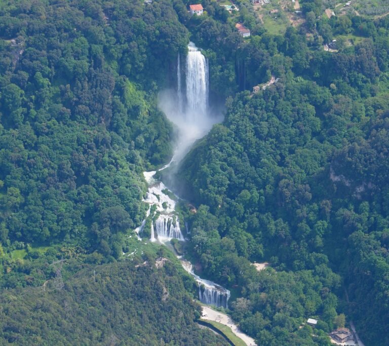Veduta aerea della Cascata delle Marmore e dei boschi intorno