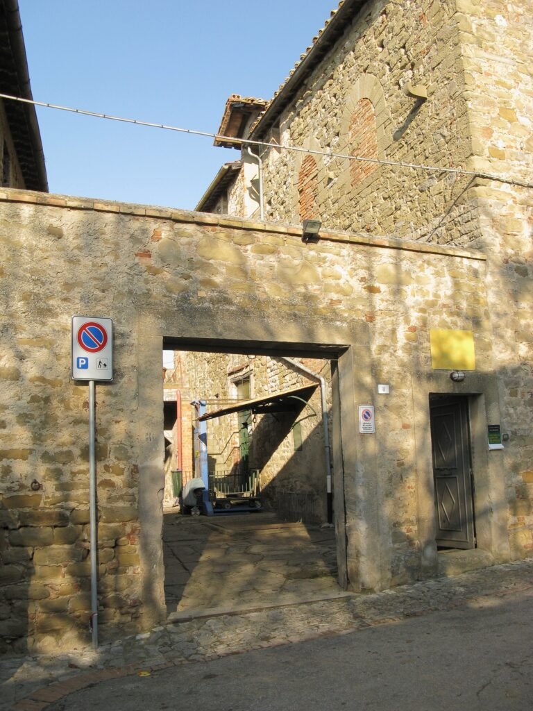 L'ingresso di un frantoio a Monte del Lago, in Umbria