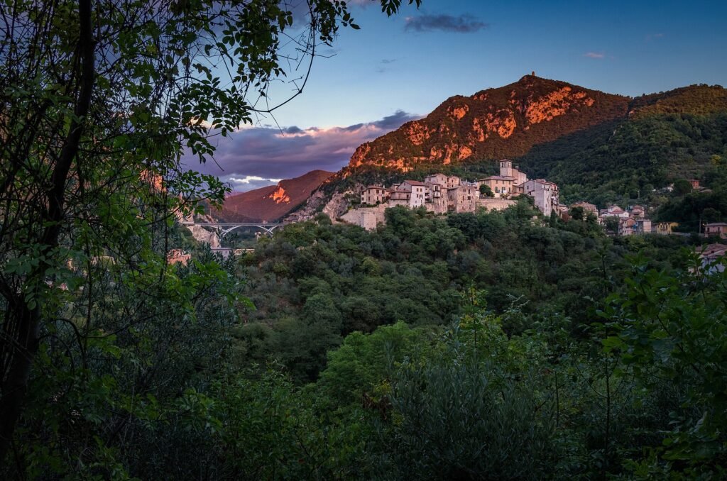 Il borgo fortificato medievale di Papigno sul suo colle vicino a Terni