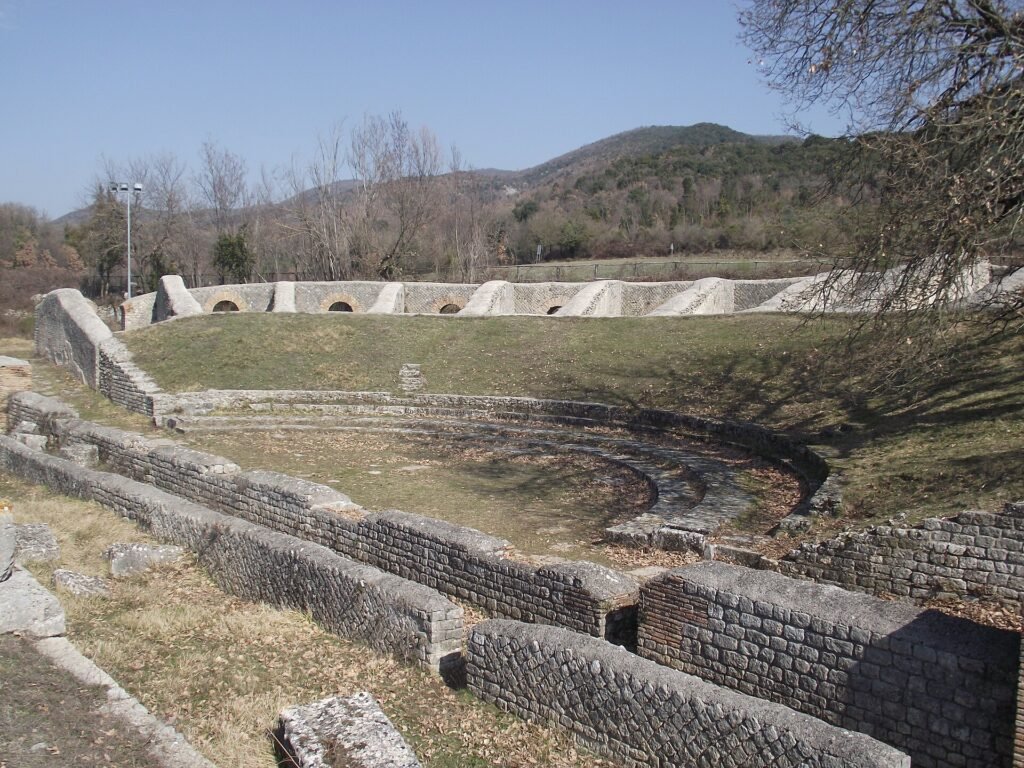 Resti del teatro romano di Carsulae in un prato aperto