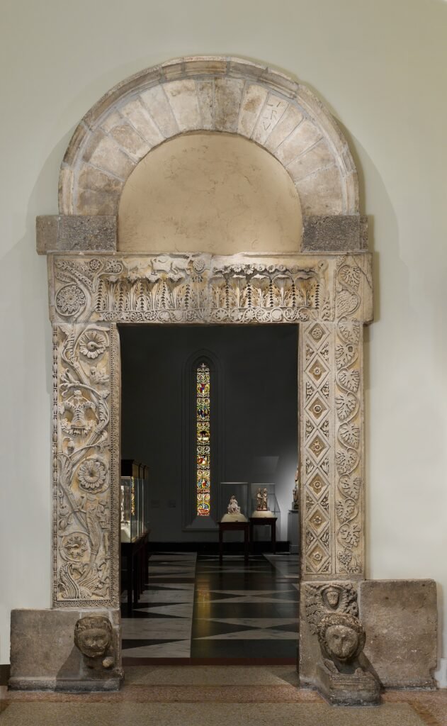 Il portale romanico in marmo scolpito di San Nicolò, San Gemini, esposto al Metropolitan Museum