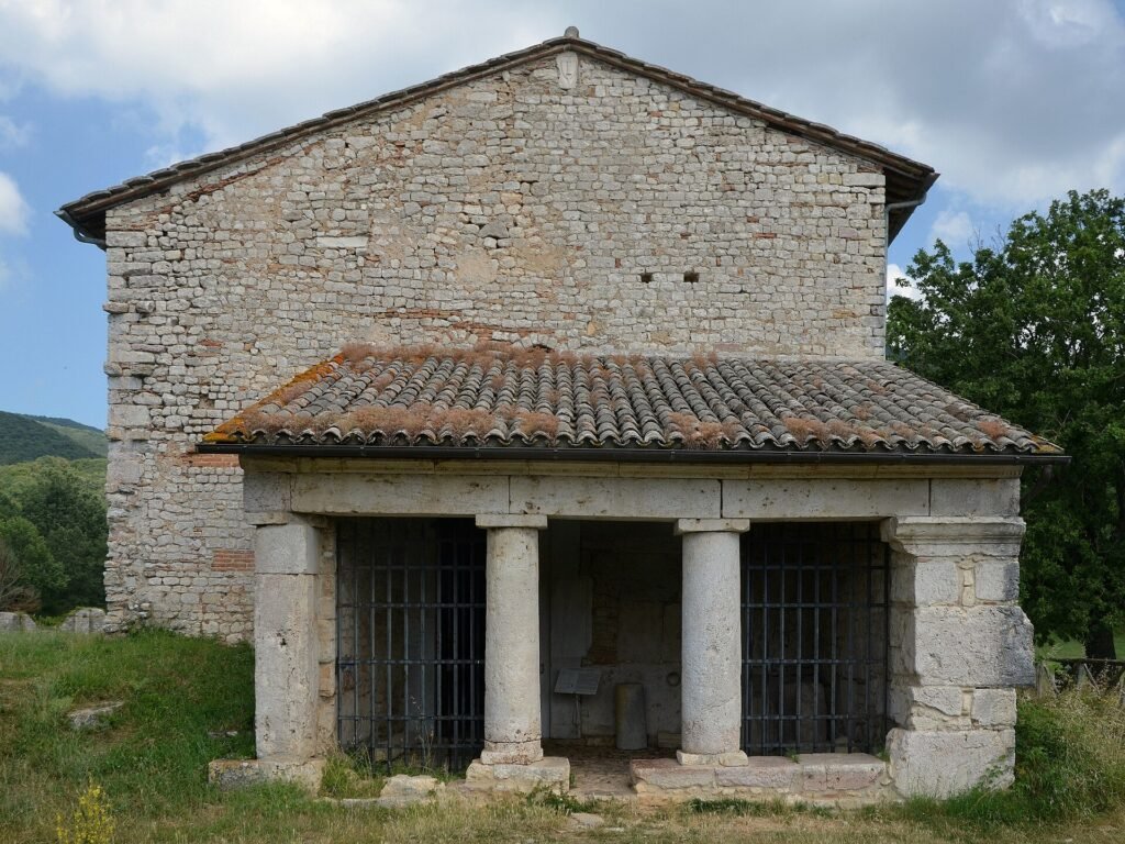 La piccola chiesa in pietra dei Santi Cosma e Damiano tra le rovine di Carsulae