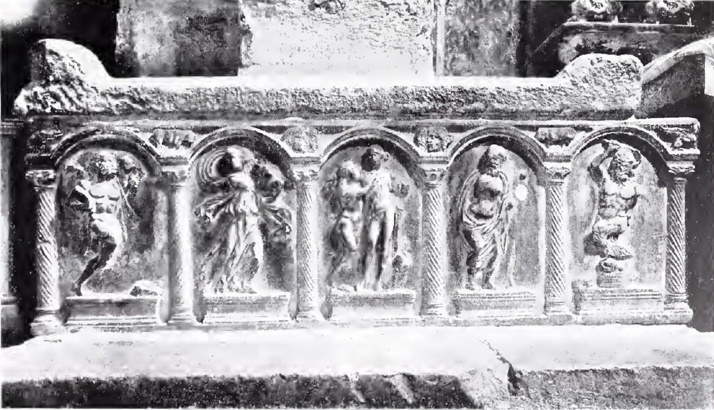 Fotografia in bianco e nero di un sarcofago romano in marmo scolpito con figure sotto arcate