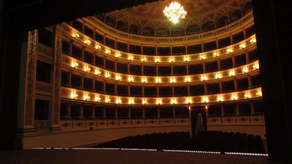 L'interno del Teatro Nuovo Gian Carlo Menotti a Spoleto, visto dal palcoscenico verso la sala