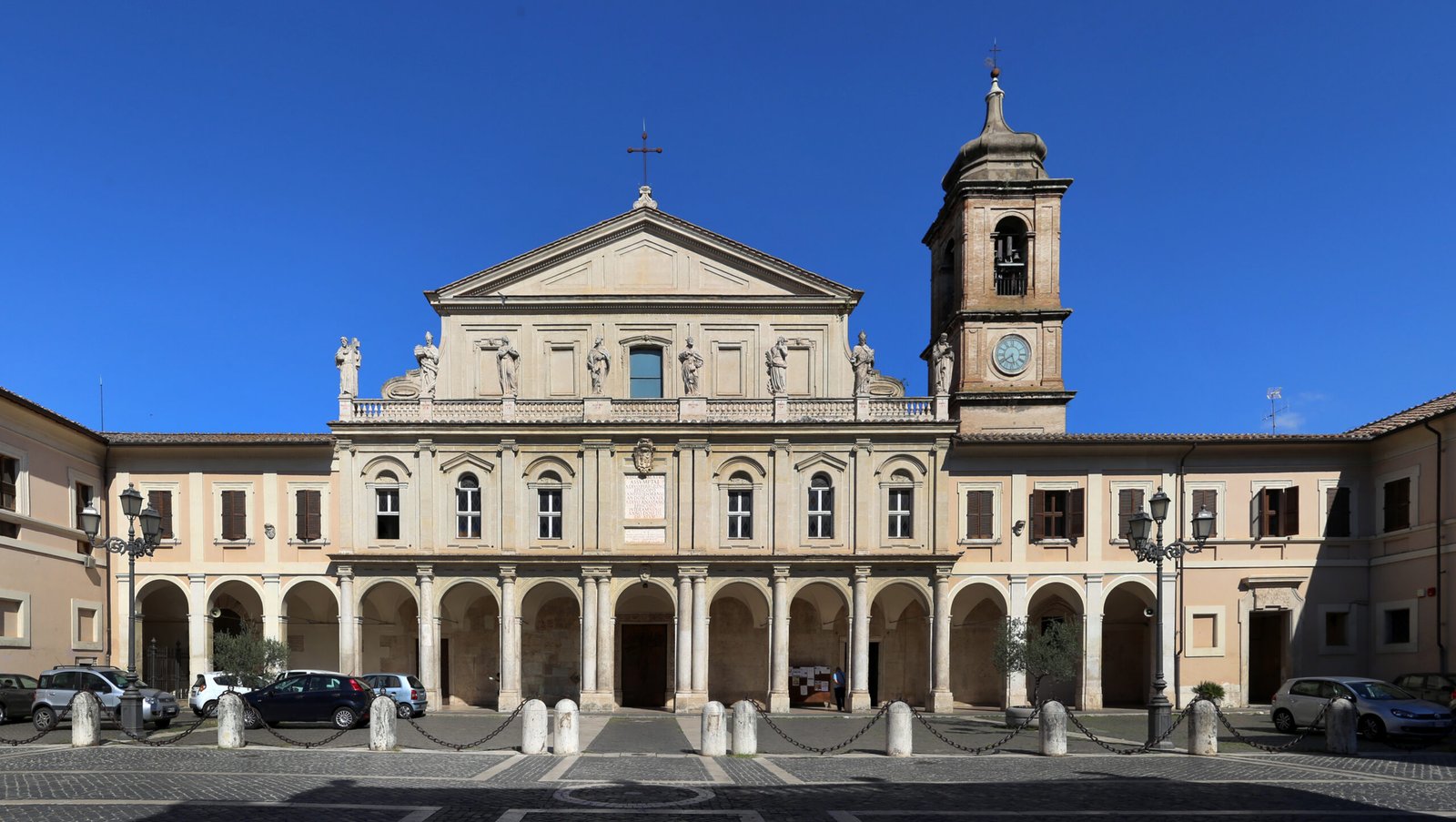La cattedrale di Santa Maria Assunta a Terni, con il lungo portico e i due campanili visti dalla piazza